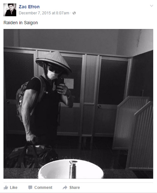 
Tấm ảnh Zac đội nón lá chụp trong nhà vệ sinh ở Sài Gòn khiến fan bất ngờ. (Ảnh: Zac Efron)