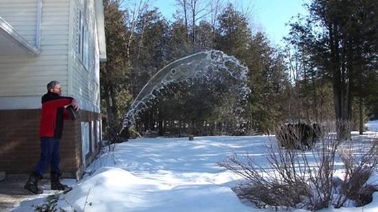 
Khi hất nước nóng ra trời lạnh dưới âm, chúng sẽ đóng băng nhanh hơn so với nước bình thường. Nguồn ảnh: youtube.com