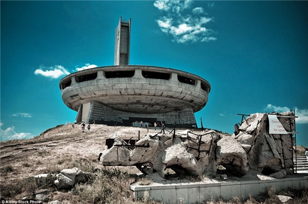 
Là một công trình của chế độ cộng sản Bulgari vào năm 1981, khu tưởng niệm Buzludzha nay đã rơi vào trạng thái hư hỏng nặng nề không thể cứu vãn. (Ảnh: Internet)