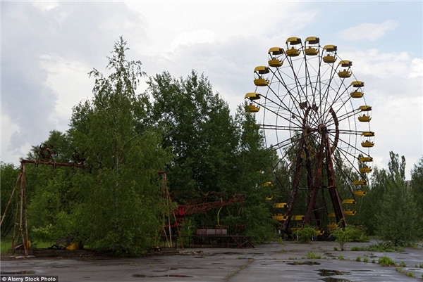 
Lạnh lẽo và đáng sợ nhất thế giới chỉ có thể là thành phố chết Chernobyl – một thành phố phồn vinh bị nhiễm phóng xạ. Những chiếc ô tô rỉ sét nằm la liệt trên đường phố, đồ chơi trẻ em còn vương vãi trong trường mẫu giáo… như nuối tiếc về một thời huy hoàng. (Ảnh: Internet)