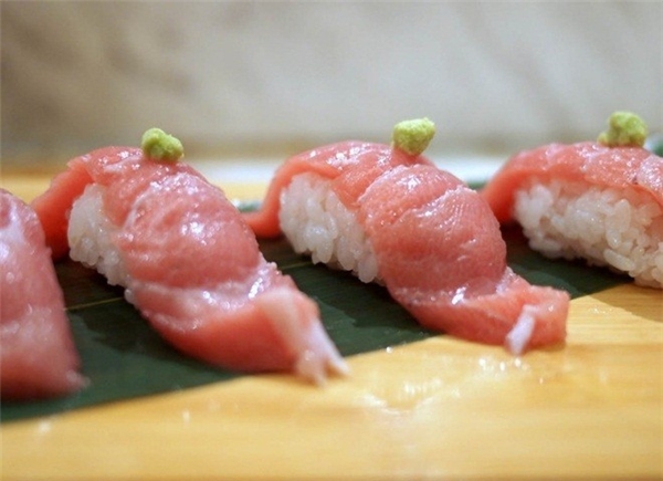 
Sushi cá ngừ vây xanh - Kuru maguro. (Ảnh: Internet)