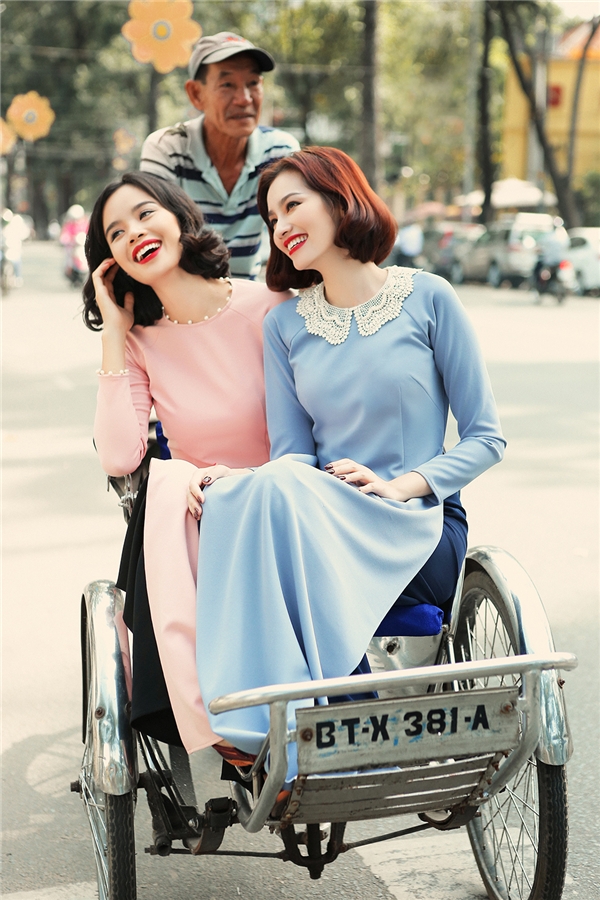 
Hai người đẹp nở nụ cười tỏa nắng giữa phố phường Sài Gòn.