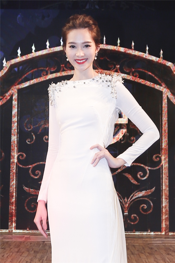 
Tham dự đêm tiệc, Đặng Thu Thảo chọn diện bộ đầm trắng đơn giản được tạo điểm nhấn bởi chi tiết đính cườm ở phần cầu vai. Khuôn mặt thanh tú cùng nụ cường rạng ngời của Hoa hậu Việt Nam 2012 giúp cô vô cùng nổi bật trên thảm đỏ.