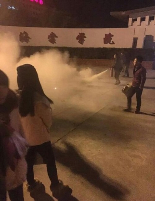 
Phi vụ ngỏ lời yêu của chàng trai Trung Quốc này đã kết thúc cực nhanh chóng và bẽ bàng khi cô bạn gái chưa đến và những lời cần nói cũng chưa thổ lộ vì một phụ nữ lạ mặt xuất hiện và dập tắt hết nến bằng một bình cứu hỏa. (Ảnh: Internet)