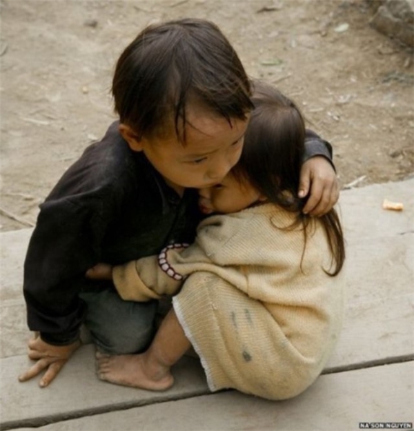 
Cậu bé người Hmong ở Hà Giang đang dỗ dành cô em gái nhỏ xíu của mình. "Làm anh khó đấy, phải đâu chuyện đùa!", dù không lớn hơn em mình bao nhiêu nhưng tinh thần muốn chở che và yêu thương người thân của cậu bé rất đáng khen ngợi. (Ảnh: Internet)