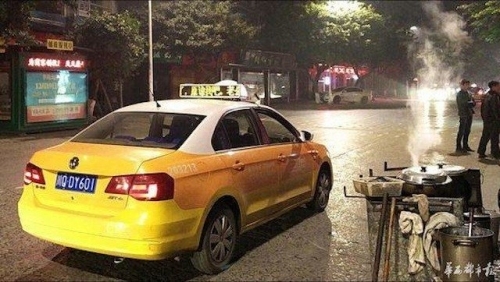 
Chiếc xe taxi được gắn biển xin lỗi vợ.
