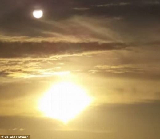 
Hình ảnh ghi lại cảnh hai "mặt trời" xuất hiện cùng lúc tại Florida, Mỹ khiến nhiều người hoang mang. (Ảnh: Internet)