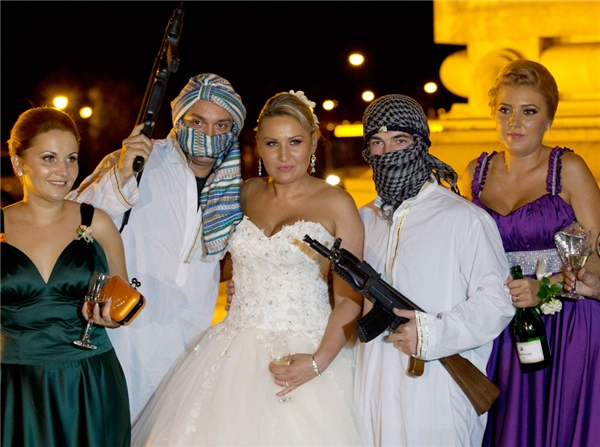 
Bắt cóc cô dâu ở Romania. (Ảnh: Internet)