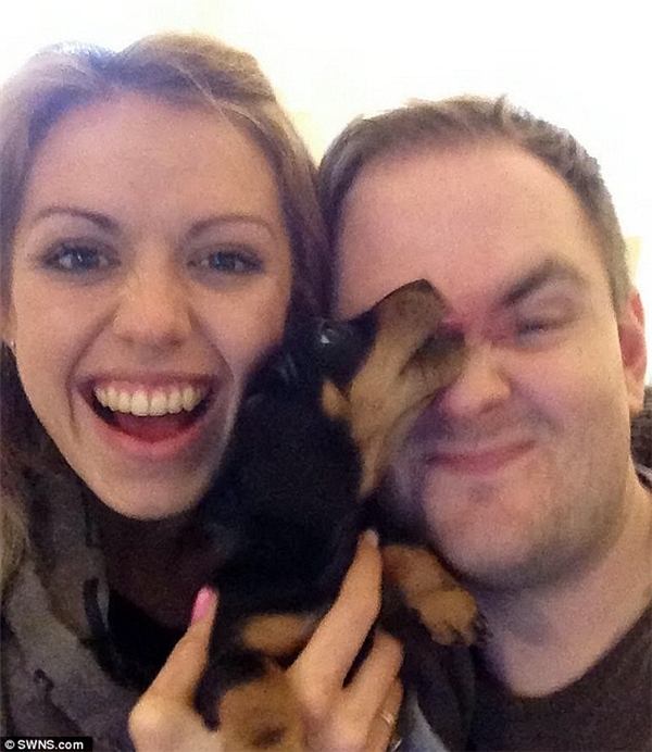 
Emma và chú cún cưng của cô – Colin. (Ảnh: Internet)