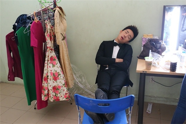 
Hình ảnh của Trấn Thành khi ngủ được các đồng nghiệp chụp lại khá nhiều bởi sự "khó đỡ" của nó.  - Tin sao Viet - Tin tuc sao Viet - Scandal sao Viet - Tin tuc cua Sao - Tin cua Sao