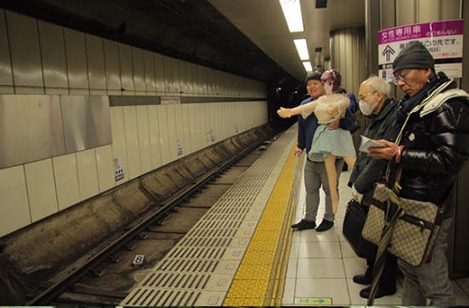 
Đôi uyên ương cùng nhau đón tàu điện ngầm. (Ảnh: Twitter)