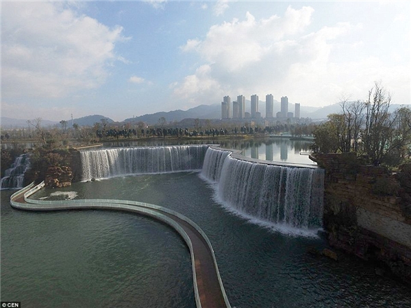 
Mục đích của dự án thác nước này là nhằm mục đích lưu trữ nước cho khu vực trong tương lai, bởi hiện nay, Trung Quốc đang đối mặt với thực trạng rằng 60% lượng nước ngầm của đất nước này đã bị ô nhiễm nặng. (Ảnh: Daily Mail)