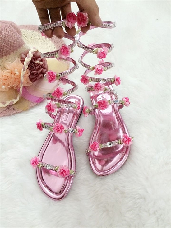 
Đôi giày xa xỉ nhất có giá 500.000 đồng thuộc về đôi giày cầu kì đính hoa màu hồng của thái tử phi. Vì cảnh thái tử Tề Thịnh tháo giày cho Trương Bồng Bồng được coi là cảnh phim lãng mạn nên nhóm sản xuất đã quyết định chơi sang một lần.