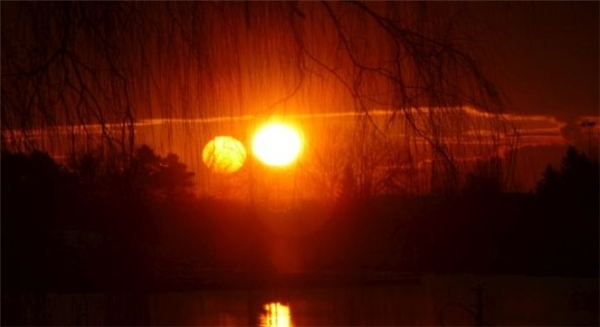 
Cận cảnh hiện tượng hai "mặt trời" tại Argentina. (Ảnh: Internet)