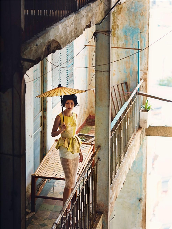 
Hoa hậu Việt Nam 2012 diện bộ váy có phần peplum cách điệu xếp nếp cùng chân váy bằng chất liệu xuyên thấu gợi cảm. Sắc vàng rực rỡ như hòa tan vào cái nắng dịu ngọt của tiết trời Xuân - Hè đang đến thật gần.