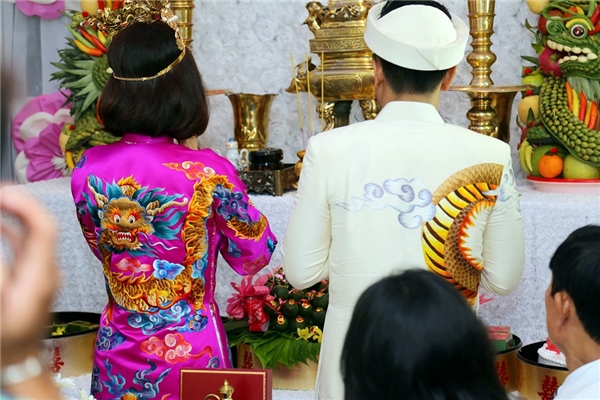 
Hai vợ chồng cùng thắp hương trên bàn thờ tổ tiên - Tin sao Viet - Tin tuc sao Viet - Scandal sao Viet - Tin tuc cua Sao - Tin cua Sao