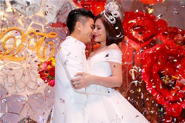 
Hai vợ chồng không ngần ngại dành tặng cho nhau nụ hôn trước sự cổ vũ nhiệt tình từ phía mọi người - Tin sao Viet - Tin tuc sao Viet - Scandal sao Viet - Tin tuc cua Sao - Tin cua Sao