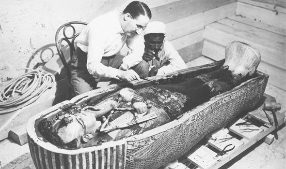 
Cụ thể, ngày 4/11/1929, nhóm khai quật do nhà khảo cổ học Howard Carter dẫn đầu đã phát hiện ra lăng mộ của Pharaoh Tutankhamun tại thung lũng các vị vua. Đây là một trong những phát hiện khảo cổ chấn động thế giới khi các chuyên gia tìm thấy hàng trăm cổ vật giá trị.