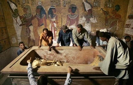 
Tuy nhiên, sau đó lời nguyền xác ướp của Pharaoh Tutankhamun dường như trở thành sự thật khi nhiều người có liên quan đến vụ khai quật vị vua huyền thoại trên chết một cách bí ẩn. Trong số các nạn nhân chết vì lời nguyền đó nổi bật là nhà tài trợ cho cuộc khai quật Lord Carnarvon cũng không thoát được kiếp nạn.