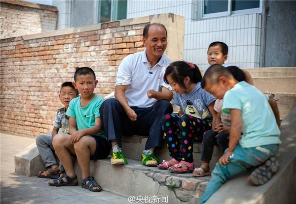 
Thầy Chen Hai Ping và bọn trẻ. (Ảnh: Internet)