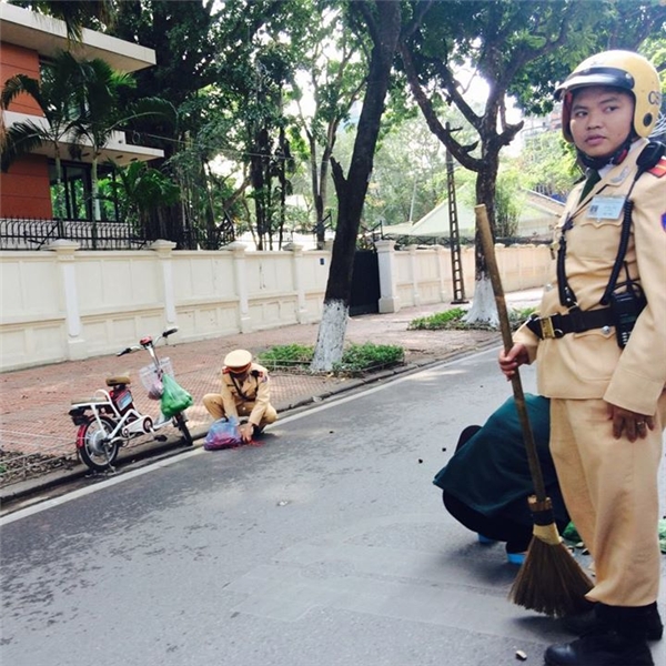 
Hình ảnh ghi lại hành động đẹp của chiến sĩ cảnh sát giao thông khiến cư dân mạng cảm động. Ảnh FBNV