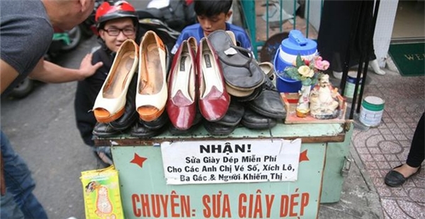 
Chốn thành thị này còn là nơi con người ta trao đi lòng tốt, nhưng không mong nhận lại một cách khó tin, như chàng trai 18 tuổi Nguyễn Bá Cường chuyên nhận sửa giày dép miễn phí cho những người có hoàn cảnh đặc biệt. (Ảnh: Internet)