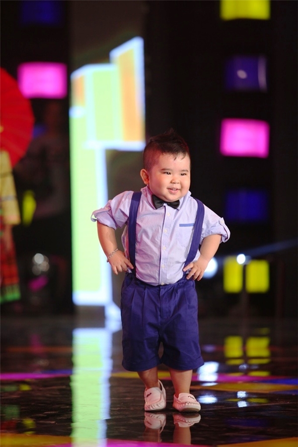 
Ngay từ màn “chào sân” ở tập 1 của chương trình, Ku Tin đã khiến toàn bộ khán phòng òa lên thích thú khi thể hiện một ca khúc dân ca quen thuộc, không quên “tặng thêm” điệu nhảy Gangnam style đình đám.