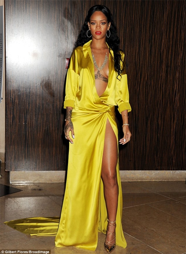 
Ngay sau khi hình ảnh của Rihanna xuất hiện trên các phương tiện truyền thông đại chúng, nhiều luồng quan điểm trái chiều đã xảy ra xong quanh bộ váy mà cô diện. Tuy nhiên, với cá tính thời trang khá mạnh mẽ, nữ ca sĩ gần như đã dập tắt mọi ý kiến chỉ trích, chê bai.