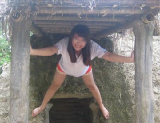 
Hình ảnh phản cảm cô gái mặc quần đùi dạng chân tay trên cửa Hầm của Thiếu tướng Hoàng Văn Thái ở Sở chỉ huy chiến dịch Điện Biên Phủ, xã Mường Phăng từng bị dân mạng "ném đá" dữ dội. (Ảnh Internet)