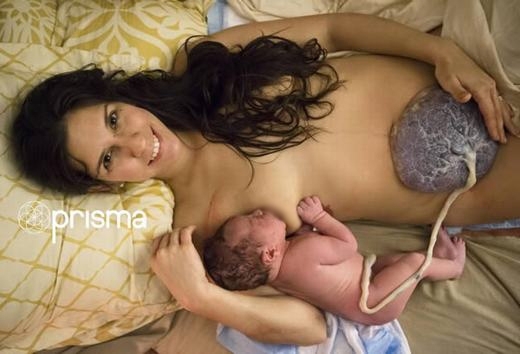 
Còn đây là người mẹ trẻ Charlotte River và thành viên thứ 4 của gia đình, bé trai Uriel Dalí. Hình ảnh Uriel với nhau thai và cuống rốn đang bú mẹ sau khi được đăng tải lên Facebook đã thu hút sự chú ý của cộng đồng mạng. (Ảnh: Oddee)