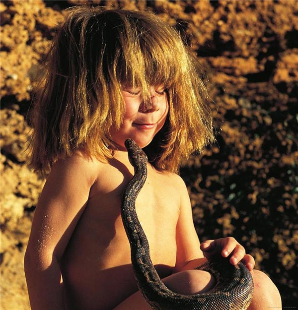 
Ngay cả rắn cũng xem Tippi là bạn. (Ảnh: Internet)
