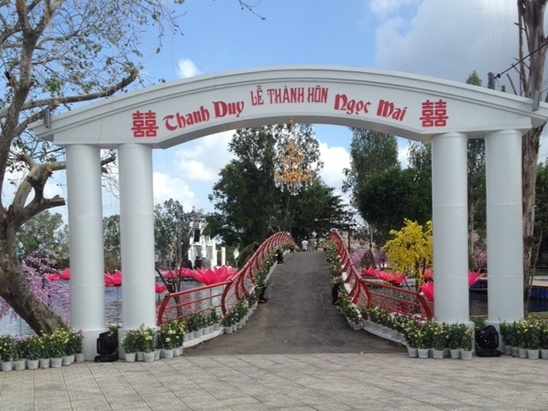 
Cổng chào hoành tráng của đám cưới đại gia ở Cà Mau. (Ảnh: Internet)