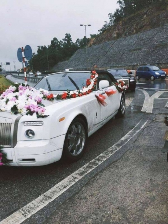 
Siêu xe Rolls-Royce Phantom Drophead làm xe rước dâu có giá 30,2 tỉ đồng. (Ảnh: Internet)