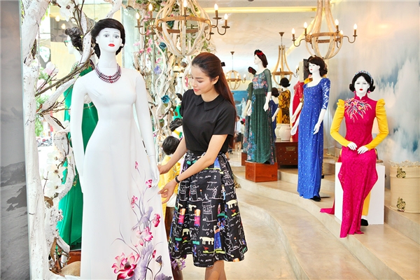 
Mới đây, Phạm Hương đã có buổi thử trang phục cùng nhà thiết kế Đinh Văn Thơ - chủ nhân của show diễn thời trang này. Hoa hậu Hoàn vũ Việt Nam 2015 diện bộ trang phục nhẹ nhàng, điệu đà nhưng vẫn bắt mắt bởi những họa tiết in độc đáo.