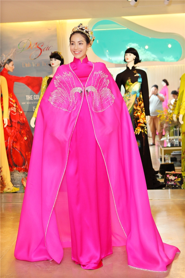 
Phạm Hương diện bộ áo dài màu hồng nổi bật với dáng áo truyền thống bên trong kết hợp áo choàng bên ngoài. Thiết kế tạo điểm nhấn bởi họa tiết in thêu kì công được thực hiện bởi những người thợ có kinh nghiệm lâu năm trong nghề.