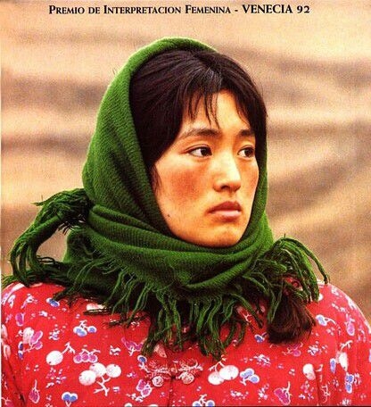
Trước Chương Tử Di, Củng Lợi là sao nữ đầu tiên mang hình ảnh người phụ nữ nông thôn Trung Hoa đến với thế giới. Bộ phim Thu Cúc Đi Kiện đã giúp Củng Lợi chứng minh được tài năng diễn xuất đặc biệt của mình.