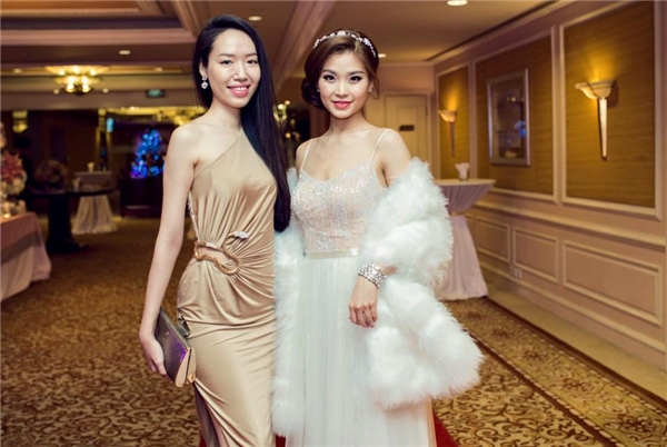 
Diễm Trang cũng kết hợp khăn choàng lông cùng chiếc váy trắng xòe nhẹ nhàng trong tiệc cưới vào cuối tháng 12 vừa qua. Kiểu trang điểm và làm tóc được Á hậu Việt Nam 2014 tạo nên sự đồng điệu nhờ âm hưởng thời trang cổ điển.