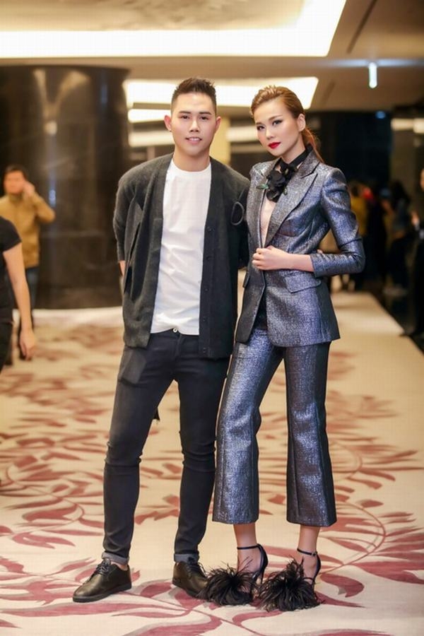 
Trên thảm đỏ, siêu mẫu Thanh Hằng đẹp lộng lẫy khi diện bộ vest ánh kim nổi bật của Lâm Gia Khang.