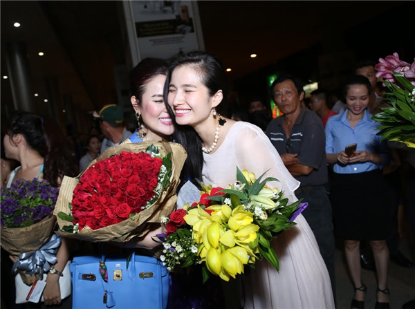 
Hoa hậu Cao Thùy Dương cũng có mặt tại sân bay Tân Sơn Nhất từ rất sớm.