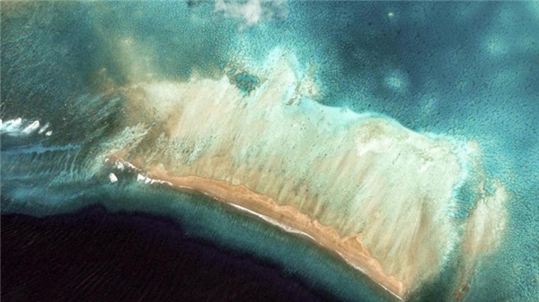 
Quần đảo Kiribati được hình thành từ 33 hòn đảo san hô, nằm giữa biển khơi trong xanh như một viên ngọc quý. (Ảnh Google Earth)