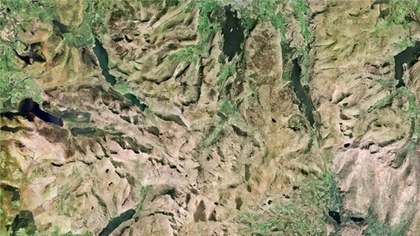 
Cumbria là một trong những thắng cảnh được yêu thích nhất nước Anh vì vẻ đẹp tự nhiên, trong đó không thể không nhắc đến đại diện là Lake District. (Ảnh Google Earth)