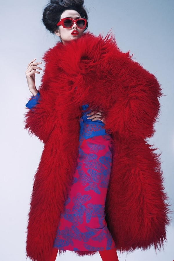 
Chiếc áo lông đỏ mà Sơn Tùng diện tại TP. HCM là một thiết kế dành cho nữ giới nằm trong bộ sưu tập Thu - Đông 2013 của nhà thiết kế Đỗ Mạnh Cường.
