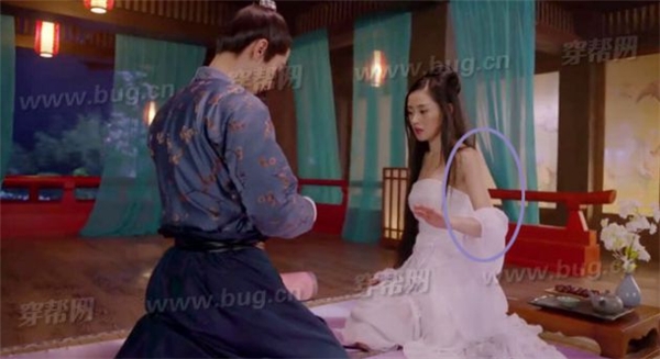 
Ban đầu trong cảnh ngồi nói chuyện với thái tử Tề Thịnh, tay áo của Trương Bồng Bồng đã tuột xuống tận khuỷu tay để lộ bả vai.