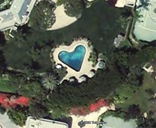 
Bên trong khuôn viên một biệt thự ở bang California (Mỹ) với bể bơi hình trái tim. (Ảnh: Internet)