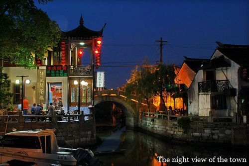 
Đặc biệt, vào ban đêm, hàng trăm chiếc đèn lồng đỏ treo trên các tòa nhà dọc hai bờ kênh phát ra thứ ánh sáng ấm áp và giống Hội An đến không ngờ. (Ảnh: Internet)