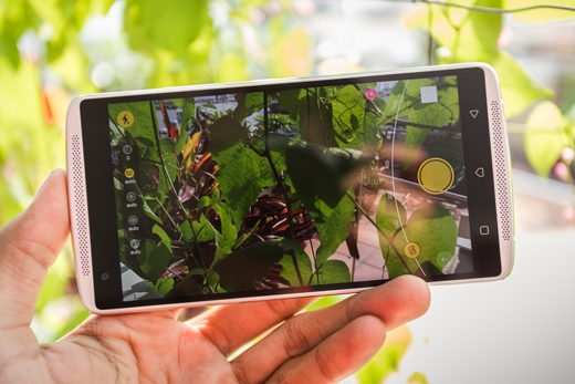 
Vibe X3 có camera khủng 21MP dùng cảm biến Sony hỗ trợ lấy nét theo pha. Ngoài ra, máy còn có chế độ chuyên nghiệp giúp người dùng có thể chỉnh tay các thông số mà mình muốn, hoặc chụp phơi sáng như các camera chuyên nghiệp. Riêng camera trước phục vụ selfie cũng được Lenovo nâng lên mức 8MP mang lại chất lượng ảnh selfie không thể chê vào đâu được.
