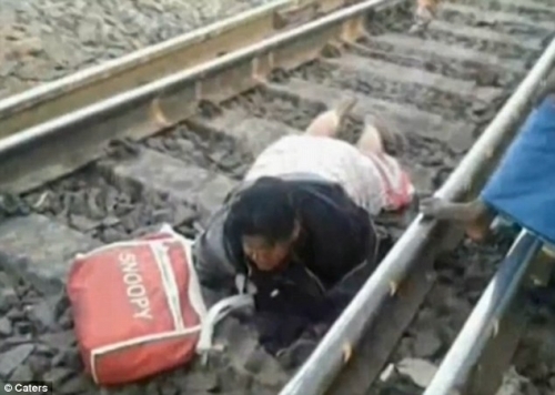 Người phụ nữ nằm im cứu mình khi 56 toa tàu chạy băng qua người