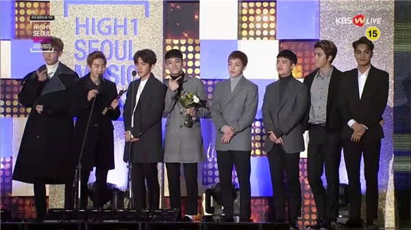 Lập kỉ lục giải thưởng, EXO bị cư dân mạng chê cười