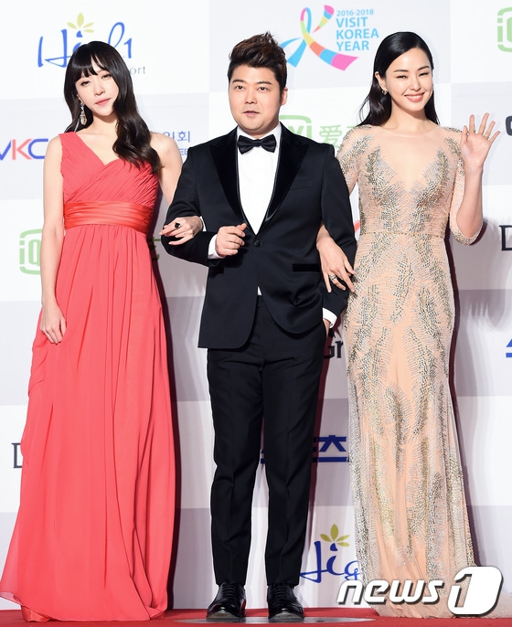 
Hani (EXID), Honey Lee và Jun Hyun Moo đảm nhận vai trò MC của lễ trao giải