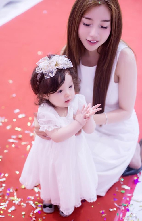 
Dịp Cadie Mộc Trà sinh nhật tròn 1 tuổi, hai mẹ con cũng diện váy trắng đồng bộ đón tiếp các khách mời - Tin sao Viet - Tin tuc sao Viet - Scandal sao Viet - Tin tuc cua Sao - Tin cua Sao